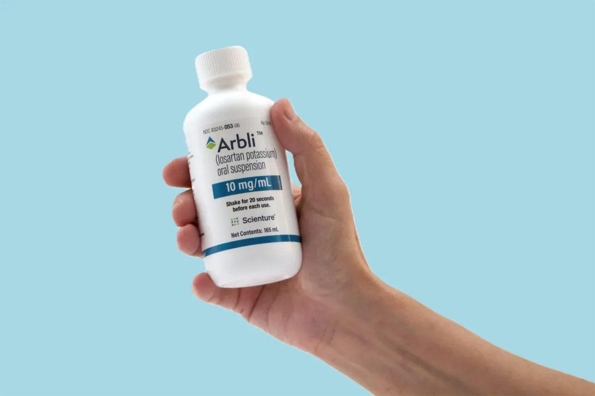Arbli-Bottle-in-Hand-blue Hand holding Arbli bottle